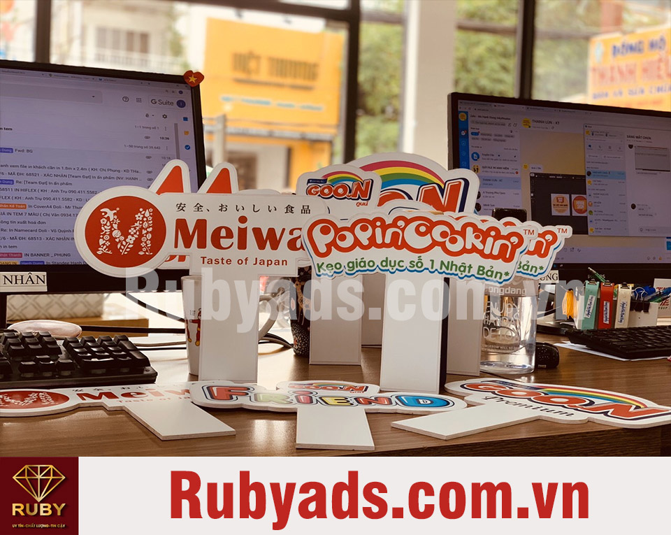 Hashtag cầm tay giá bao nhiêu?