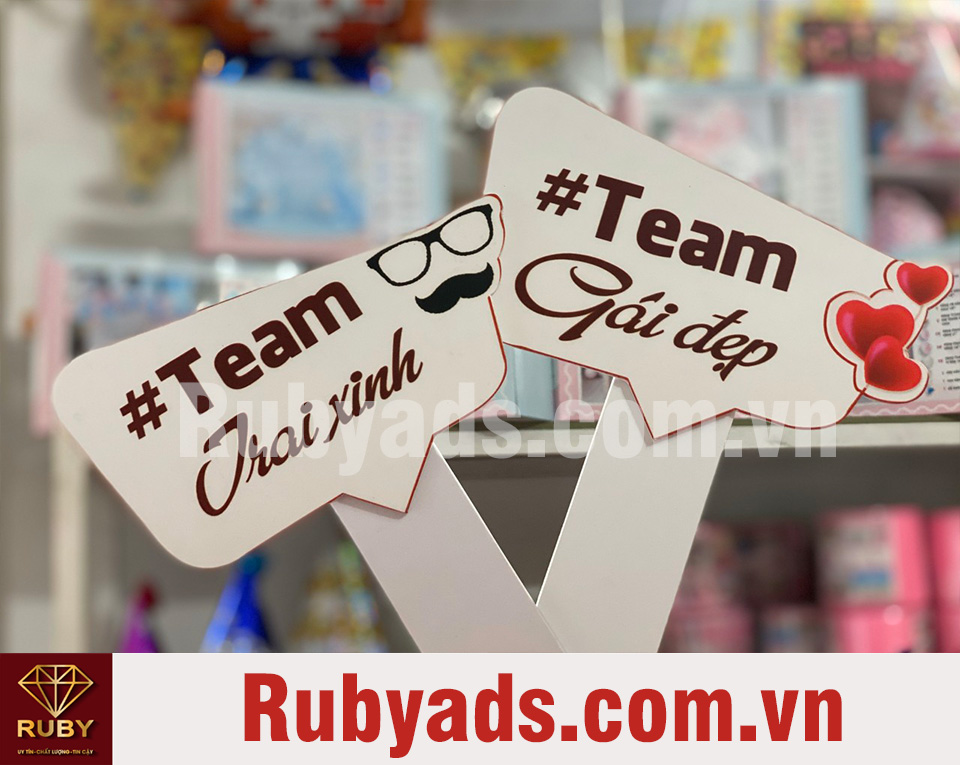 hashtag cầm tay chụp hình