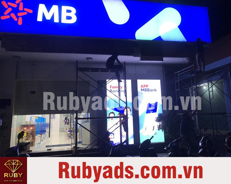 Bảng hiệu hộp đèn hai mặt là gì? Ưu điểm bảng hiệu 2 mặt