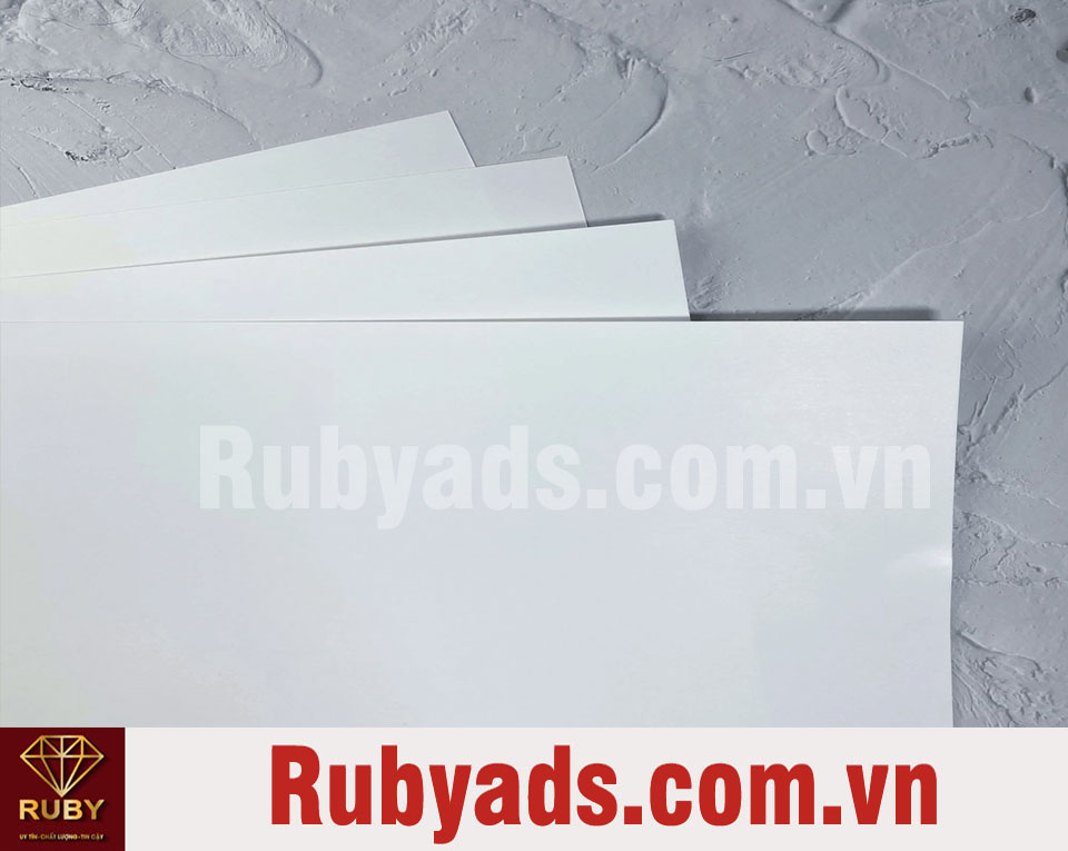 Giấy in poster bằng chất liệu gì là tốt nhất?