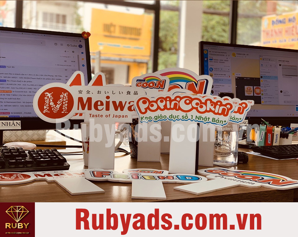 Quy trình đặt in Hashtag cầm tay tại Rubyads